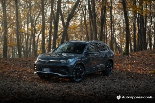 foto di una volkswagen tiguan 2025 2.0 TDI parcheggiata su delle foglie secche in un ambiente boschivo in autunno