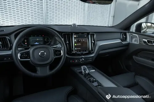 Volvo XC60 T8 plug-in ibrida interni