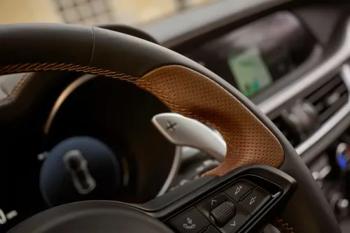 dettaglio volante alfa romeo stelvio intensa 2025