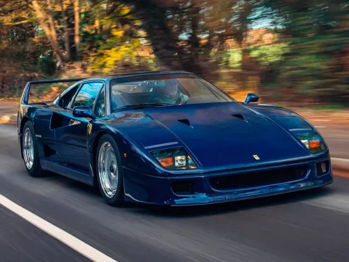 Ferrari F40 blu dinamica