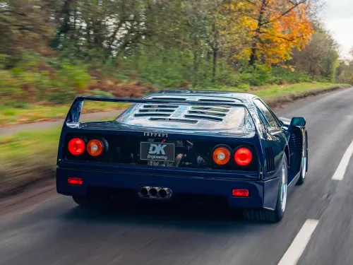 Ferrari F40 blu posteriore dinamica