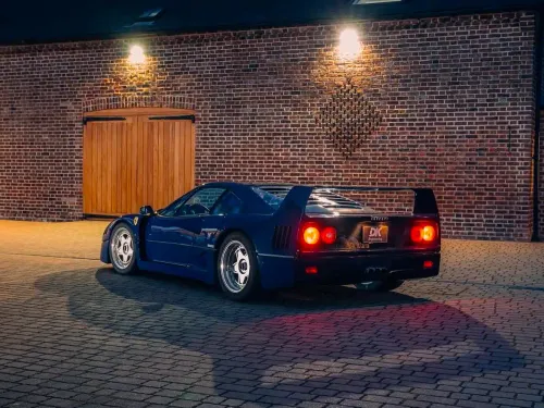 Ferrari F40 blu posteriore