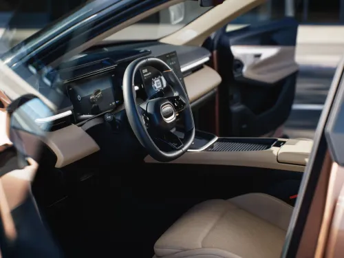 Lynk &amp; Co 08 interni