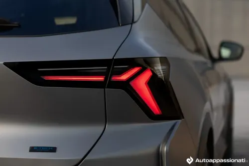 dettaglio faro posteriore renault scenic e-tech 2025