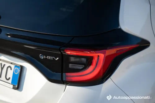 toyota yaris hybrid 2025 11