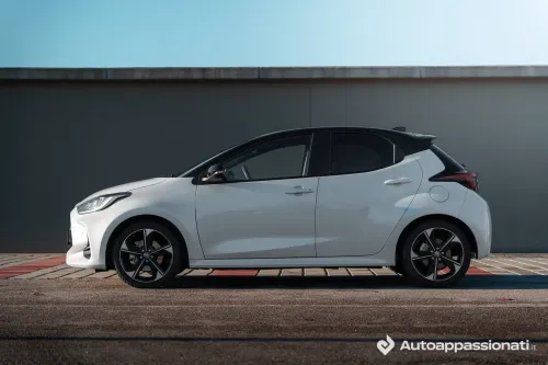 toyota yaris hybrid 2025 12