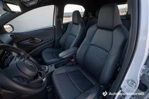 toyota yaris hybrid 2025 15