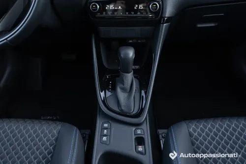 toyota yaris hybrid 2025 18