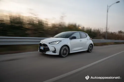 toyota yaris hybrid 2025 3