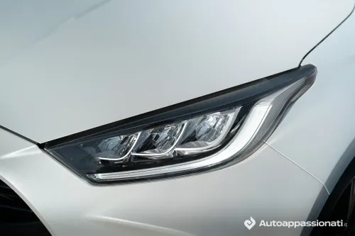 toyota yaris hybrid 2025 8