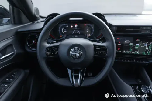 Alfa Romeo Junior Hybrid volante