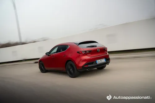 mazda 3 2025 25 posteriore dinamica curva