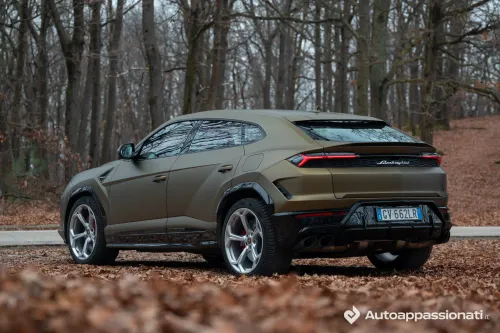 Lamborghini Urus SE 2025