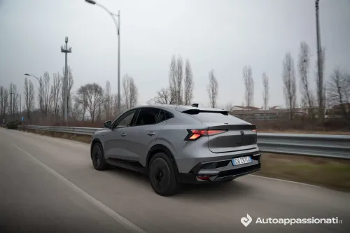 renault rafale 2025 dinamica tre quarti posteriore