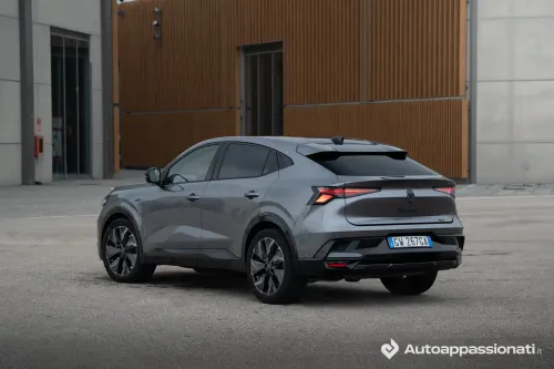 renault rafale 2025 posteriore tre quarti