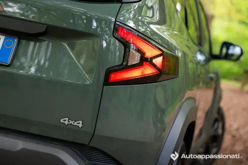 faro posteriore dacia duster 2025