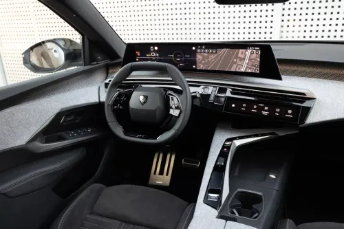 interni peugeot e-3008 dual motor