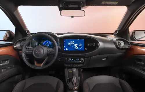 Toyota Aygo X hybrid interni