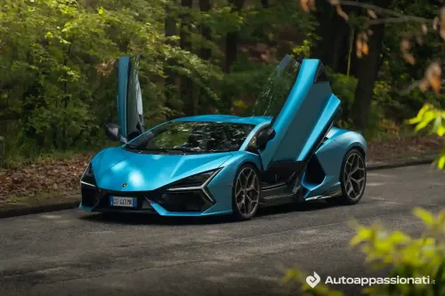 lamborghini revuelto anteriore tre quarti porte aperte