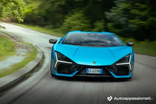 lamborghini revuelto dinamica frontale curva piena