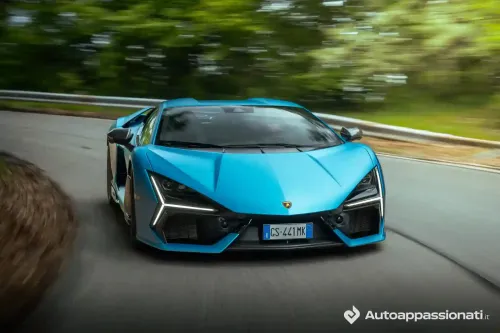 lamborghini revuelto dinamica frontale tre quarti curva