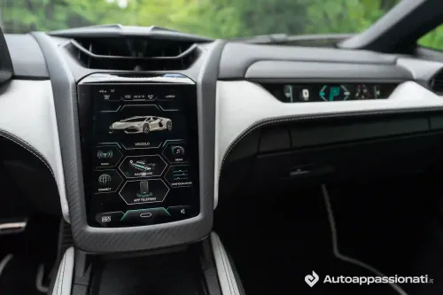 lamborghini revuelto doppio schermo infotainment