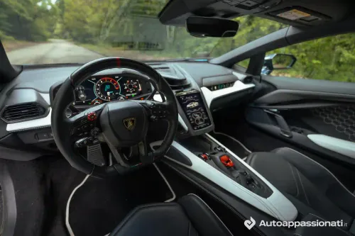 lamborghini revuelto interni