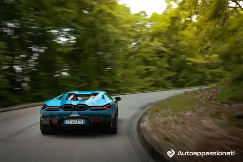 lamborghini revuelto posteriore dinamica curva