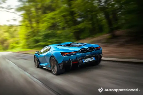 lamborghini revuelto posteriore dinamica rettilineao