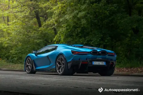lamborghini revuelto tre quarti posteriore