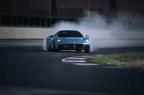 maserati mcpura 2025 dinamica in curva