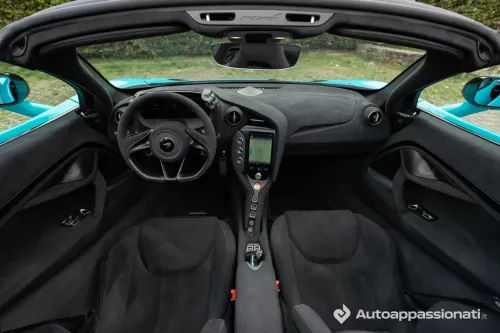 abitacolo mclaren 750S