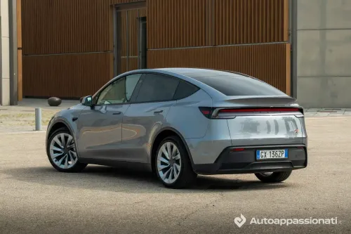 posteriore tesla model y 2025