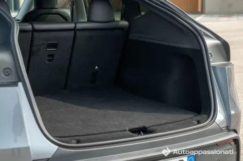 tesla model y 2025 17