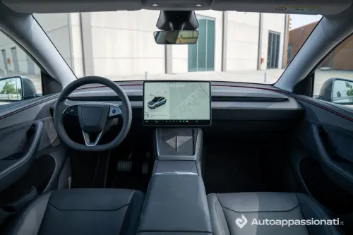 abitacolo tesla model y 2025