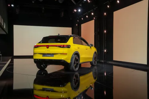 vista tre quarti posteriore t-roc 2026