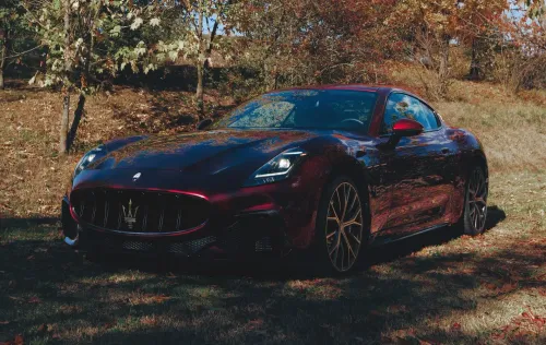 01 maserati granturismo rosso velluto frontale pieno