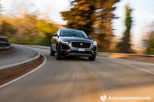 In inserimento la E-Pace si dimostra precisa, merito dello sterzo molto curato