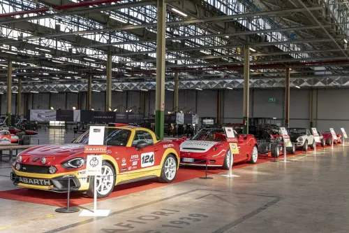 esposizione di abarth in occasione della mostra all'heritage hub di torno con vetture da corsa in primo piano