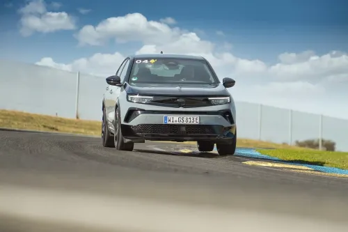 Opel Mokka GSe 2026 dinamica in pista frontale