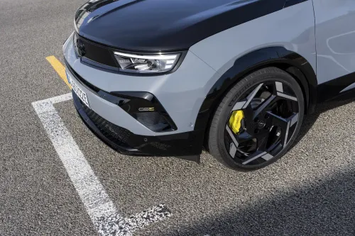 Opel Mokka GSe 2026 cerchi e freni