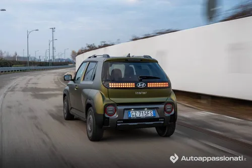 Hyundai Inster Cross su una strada pubblica vista posteriore