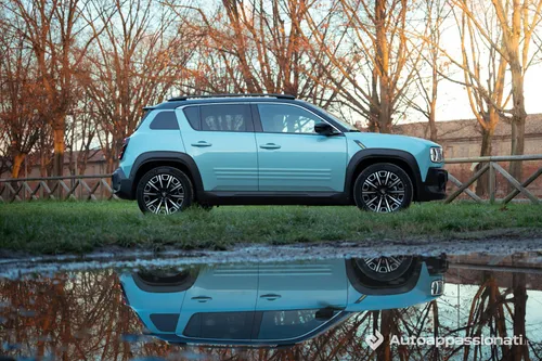 Renault 4 e-tech laterale