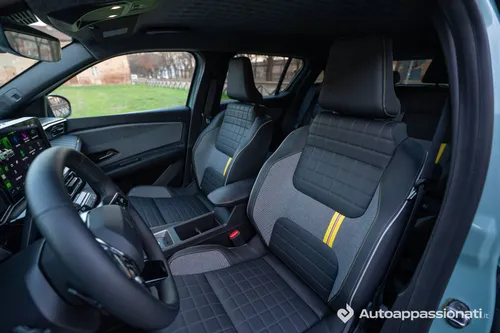 Renault 4 e-tech sedili