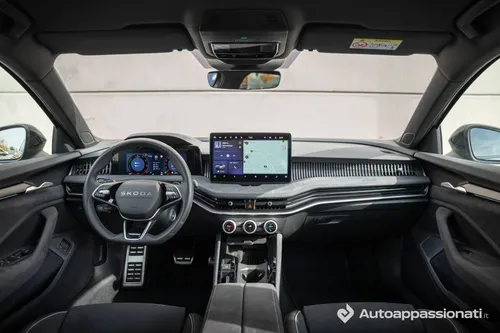 Skoda Superb 2026 iV Plug-In interni piena