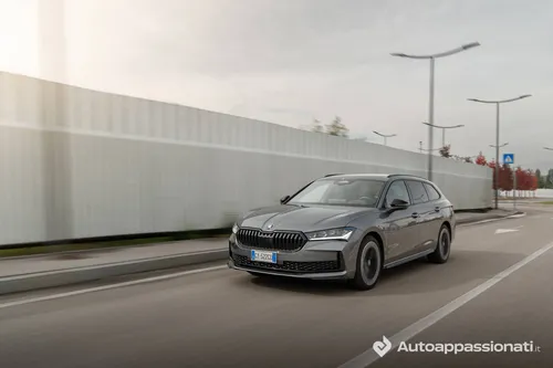 Skoda Superb 2026 iV Plug-In frontale dinamica