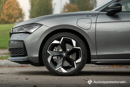 Skoda Superb 2026 iV Plug-In cerchio