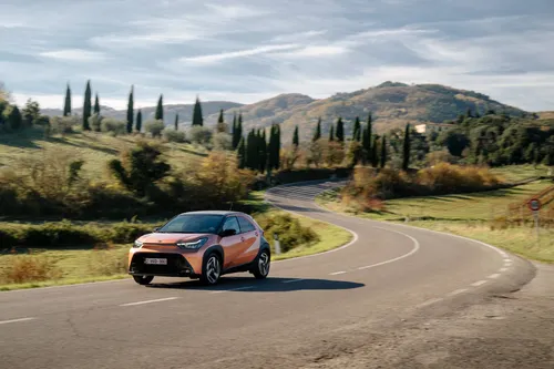 Toyota Aygo X 2026 dinamica frontale tre quarti