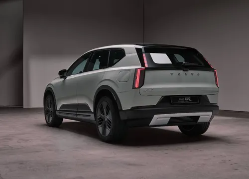 Volvo EX60 Cross Country in vista posteriore di tre quarti