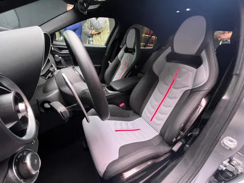 Alfa-Romeo-Giulia-Quadrifoglio-Luna-Rossa sedili